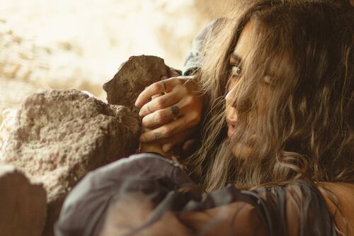 “Nunca he encajado en moldes”: Renee Mooi envuelve a su público con magia y misticismo en su nuevo EP