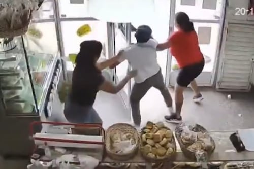 Video: así fue como dos empleadas de una panadería frustraron un robo armado