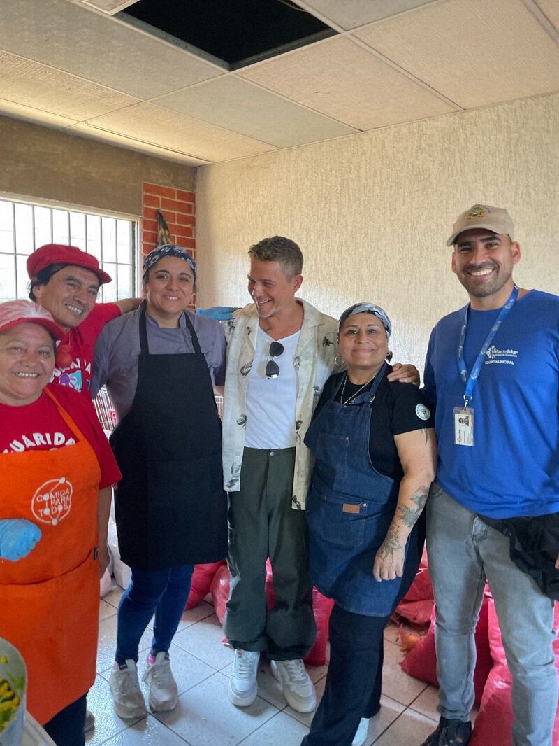 Después de convivir y hablar con la población afectada, el artista español hizo un donativo