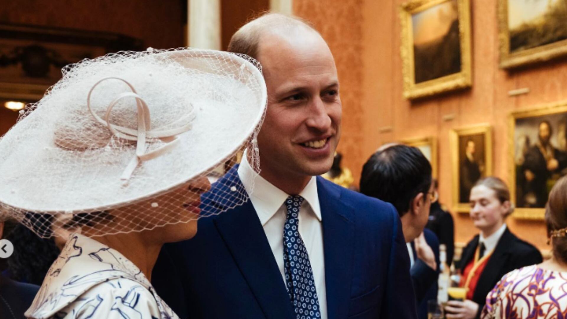 Verónica Alcocer posó feliz junto al príncipe Guillermo horas antes de la coronación del nuevo Rey
