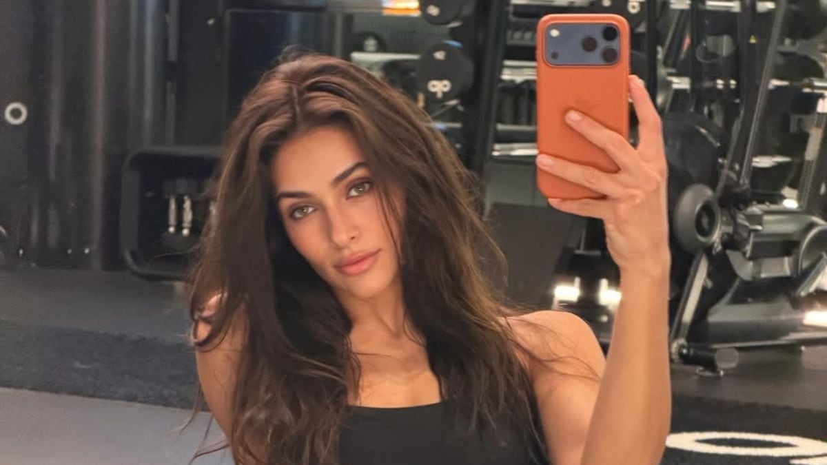 Renata Notni reaparece con atrevido vestido.