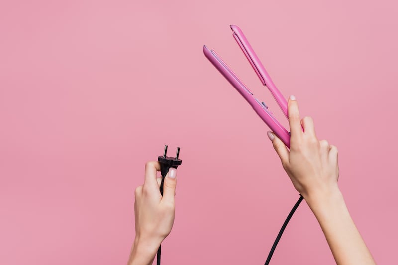 Secadoras y planchas de cabello: el peligro silencioso que puede provocar accidentes fatales