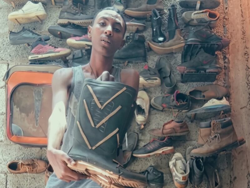 Kalu Putik, el joven que se vuelve viral por sus creaciones con basura