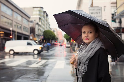 Lluvia y estilo: cómo lograr un look formal impecable en temporada lluviosa en Ecuador