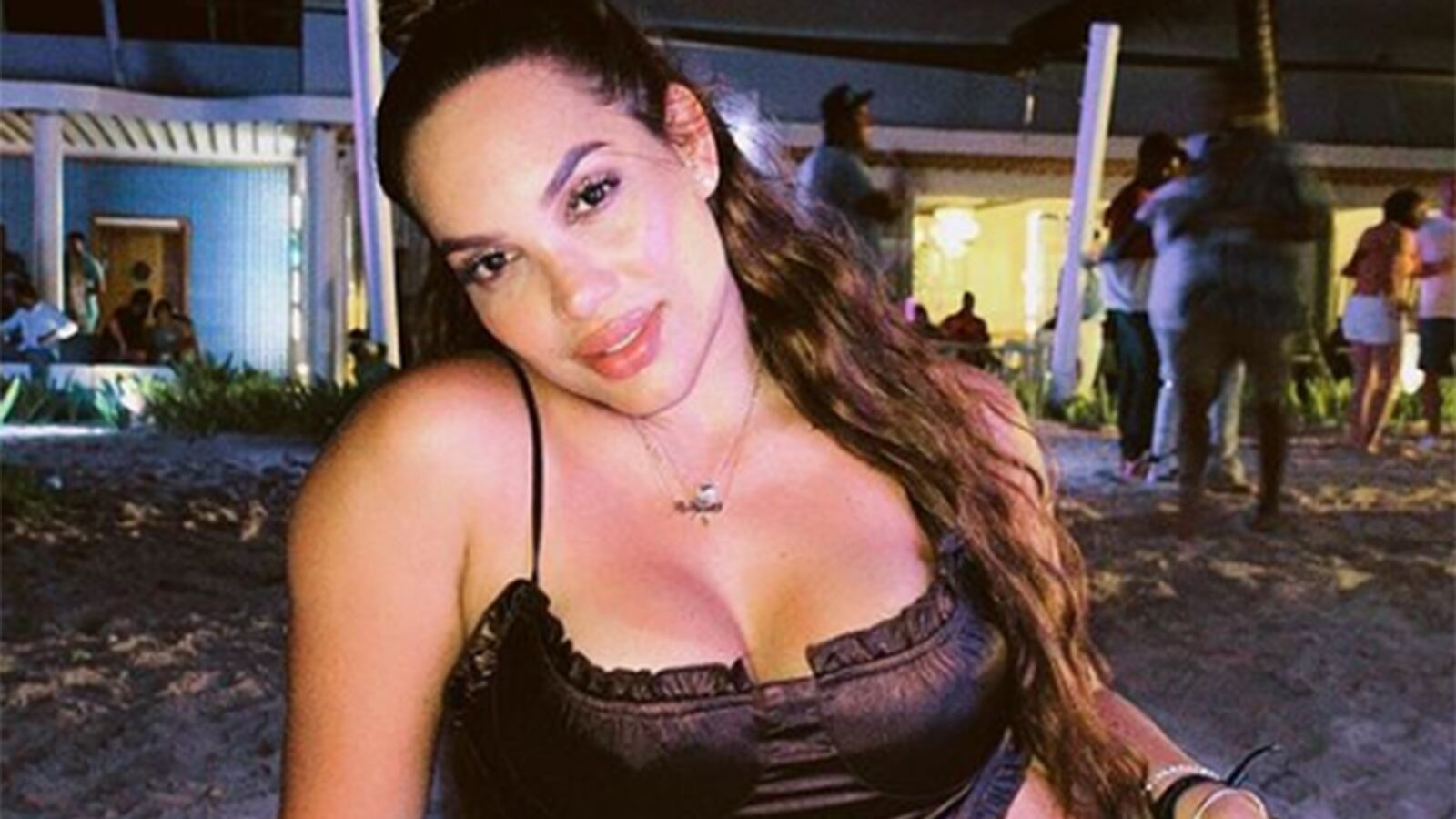 Andrea Valdiri es criticada por celebrar con la madre de Lowe León.