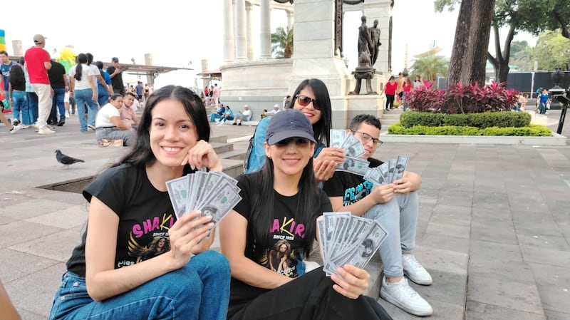 Celebran ‘Shakifiestas’ donde cantan, bailan, hacen karaoke y algunos incluso se presentan con talento.