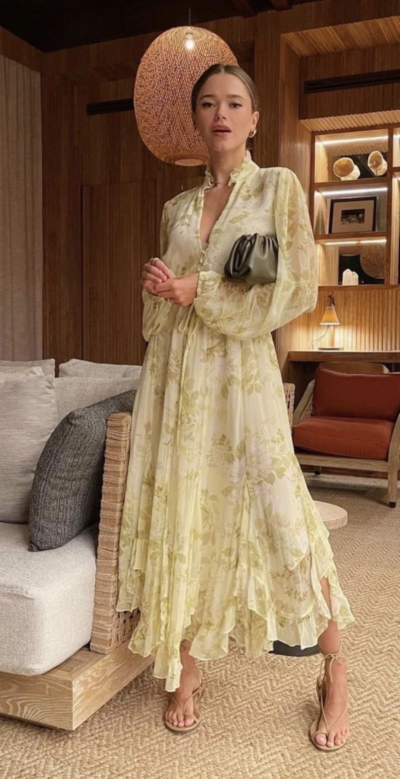 ¿Cómo llevar el vestido de mangas holgadas en tendencia de forma elegante?