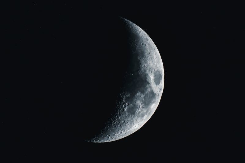 La Luna en cuarto menguante llega para ayudarte a soltar, limpiar y comenzar de nuevo con estas rituales