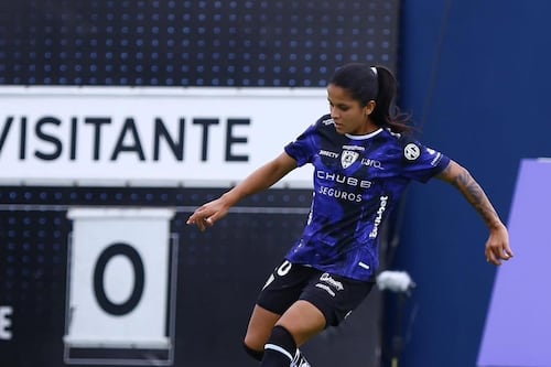 Claudia Roldán, del barrio a la gloria: la futbolista que Ecuador abraza como suya, entregándole la nacionalidad