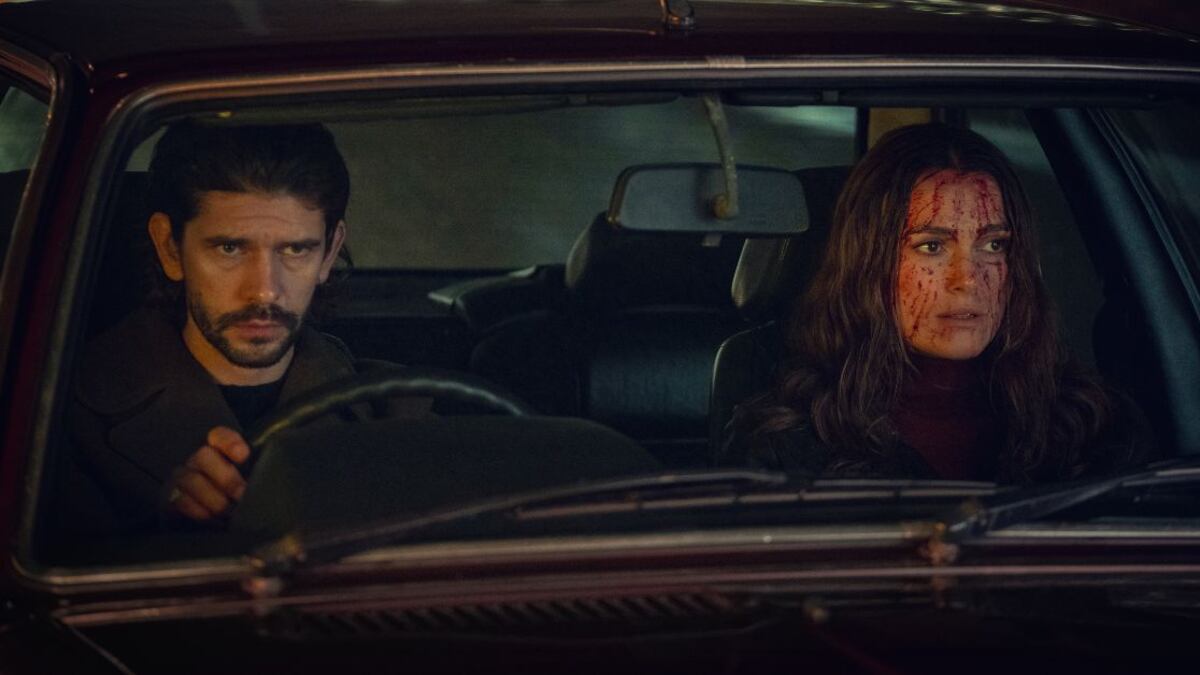 Escena de la serie 'Palomas negras'
