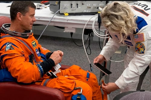 Los celulares que usan los astronautas para las fotos y videos del espacio en Artemis II