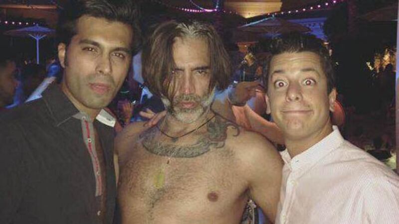 Alejandro Fernandez en un bar gay