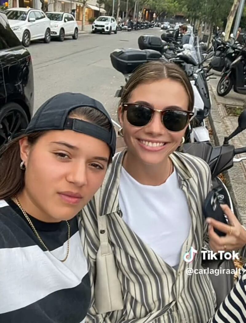 Clara Chía Martí y fan saca foto fuera de una heladería