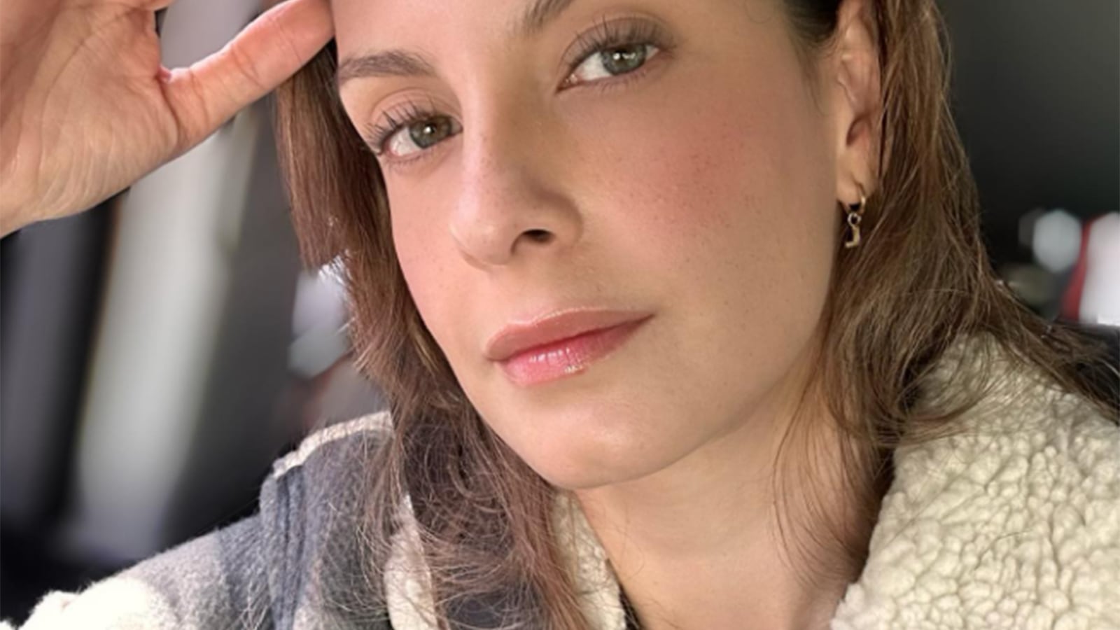 Laura Acuña fue criticada por la ausencia de su esposo.