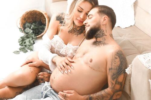 Hombre trans embarazado posó para Calvin Klein para el Día de las madres