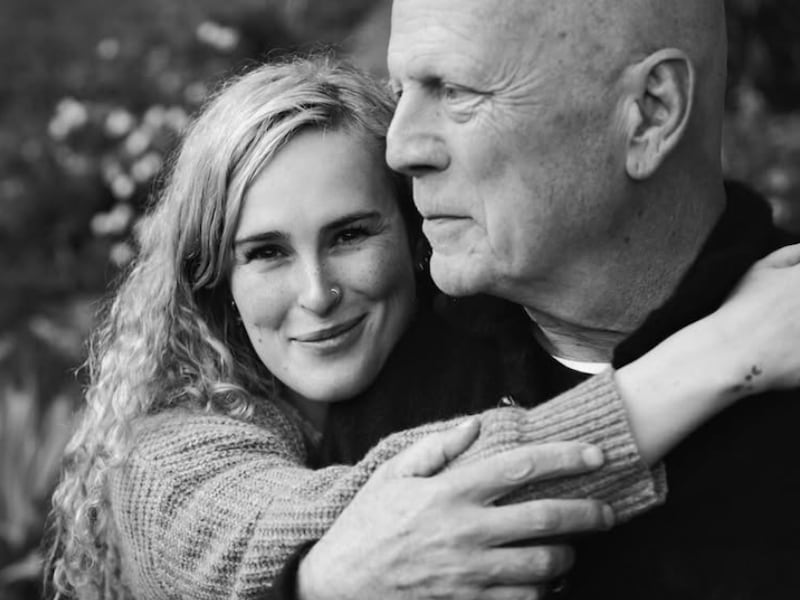 “¿Falleció Bruce Willis?” Su esposa compartió un recuerdo y un alarmante mensaje que desató teorías