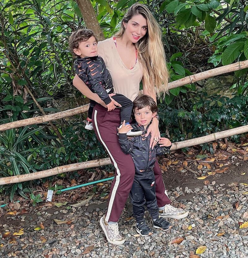 Marilyn Patiño junto a sus hijos