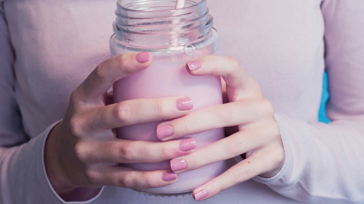 El rosa no se ha ido. Esta es la tendencia de uñas inspirada en un licuado.