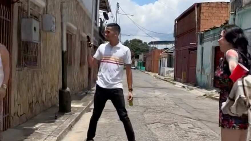 Viral el momento en que una mamá se desmaya tras la sorpresa de su hija.