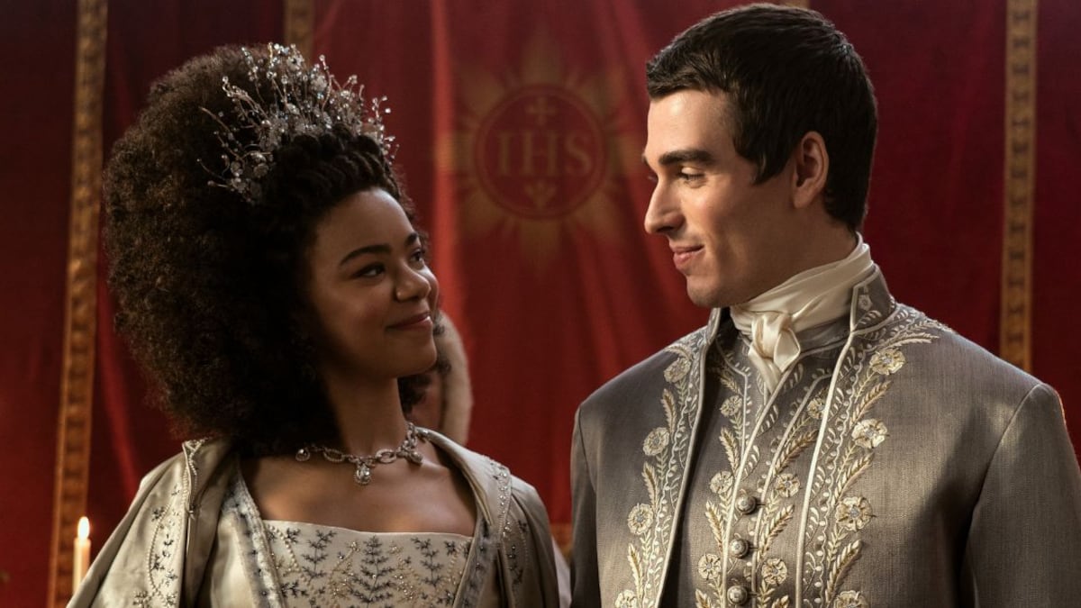 India Amarteifio y Corey Mylchreest solo les llevan algunos años a sus personajes en 'Queen Charlotte'