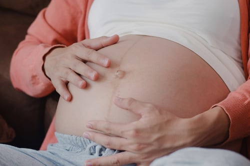¡Insólito! Mujer quedó embarazada sin haber tenido intimidad con su pareja
