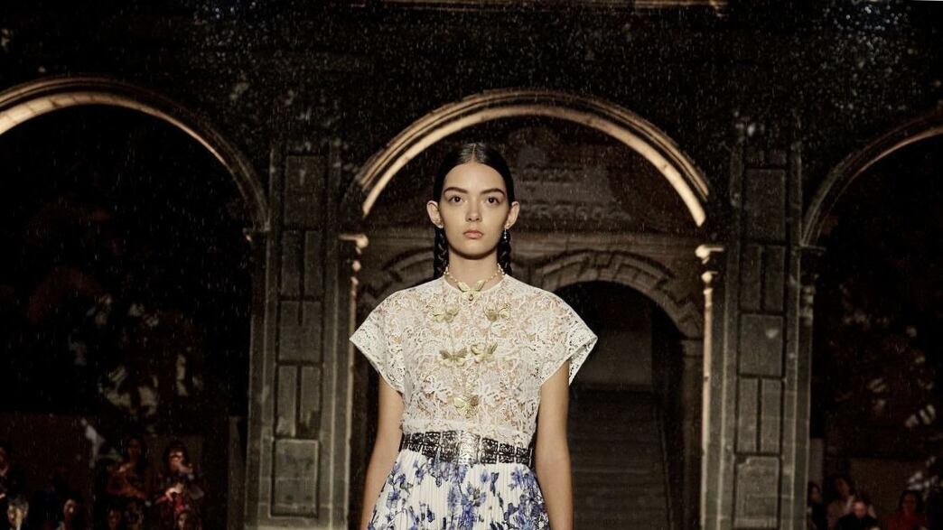 Ofensivo mensaje en desfile de Dior en México