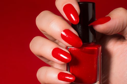 ¿Adiós corazones? Estas son las uñas de San Valentín que arrasan en los salones: le dan un giro a lo convencional