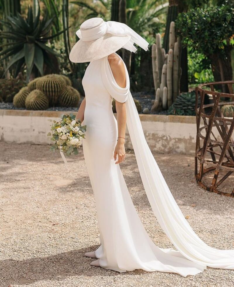 El sombrero sustutuye al velo de novia esta temporada.