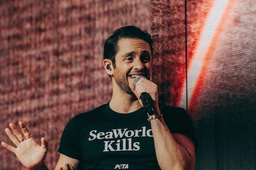 Christopher Uckermann levanta su voz contra el Maltrato Animal durante concierto de RBD