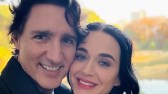 Katy Perry y Justin Trudeau durante su recorrido por Tokio, en imágenes que reavivaron el interés mundial por su nueva relación.
