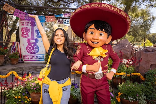 Tras brillar en los Premios Óscar, Becky G visita Disneyland Resort en California
