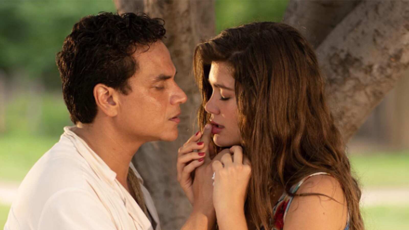 Silvestre Dangond y Daniela Tapia levantan rumores de una relación.