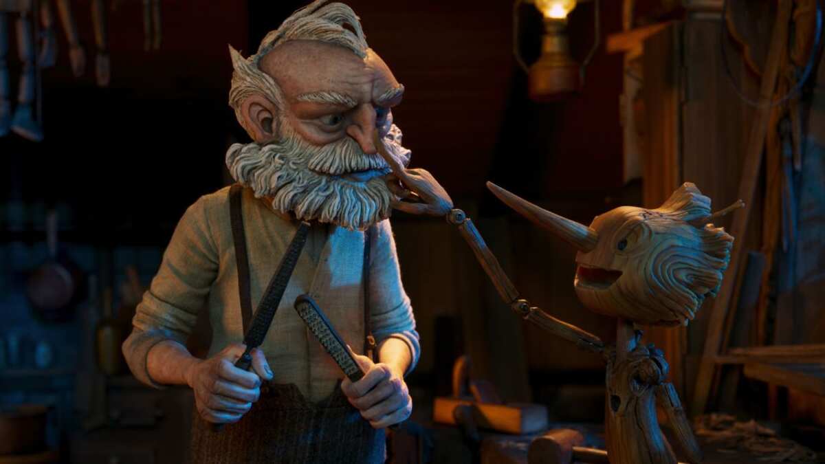 Gepetto (con la voz de David Bradley) y Pinocho (con la voz de Gregory Mann) en Pinocho de Guillermo del Toro