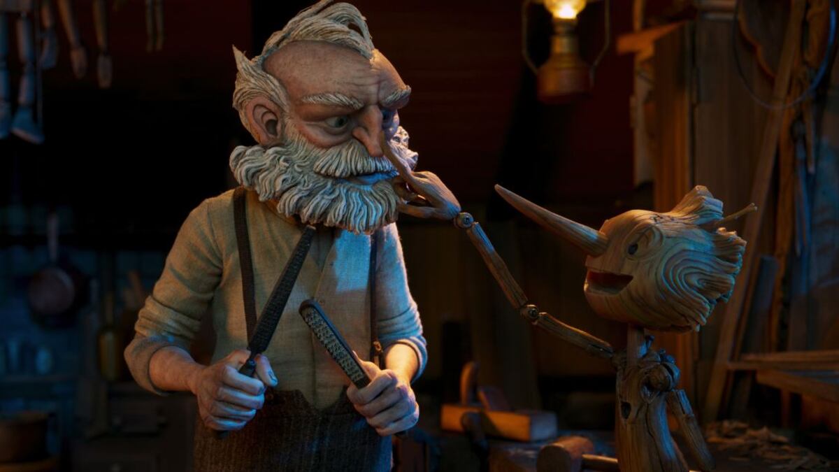 Gepetto (con la voz de David Bradley) y Pinocho (con la voz de Gregory Mann) en Pinocho de Guillermo del Toro