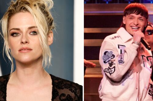 ¿Separados al nacer? Kristen Stewart se presentó en la MET Gala y la compararon con Peso Pluma