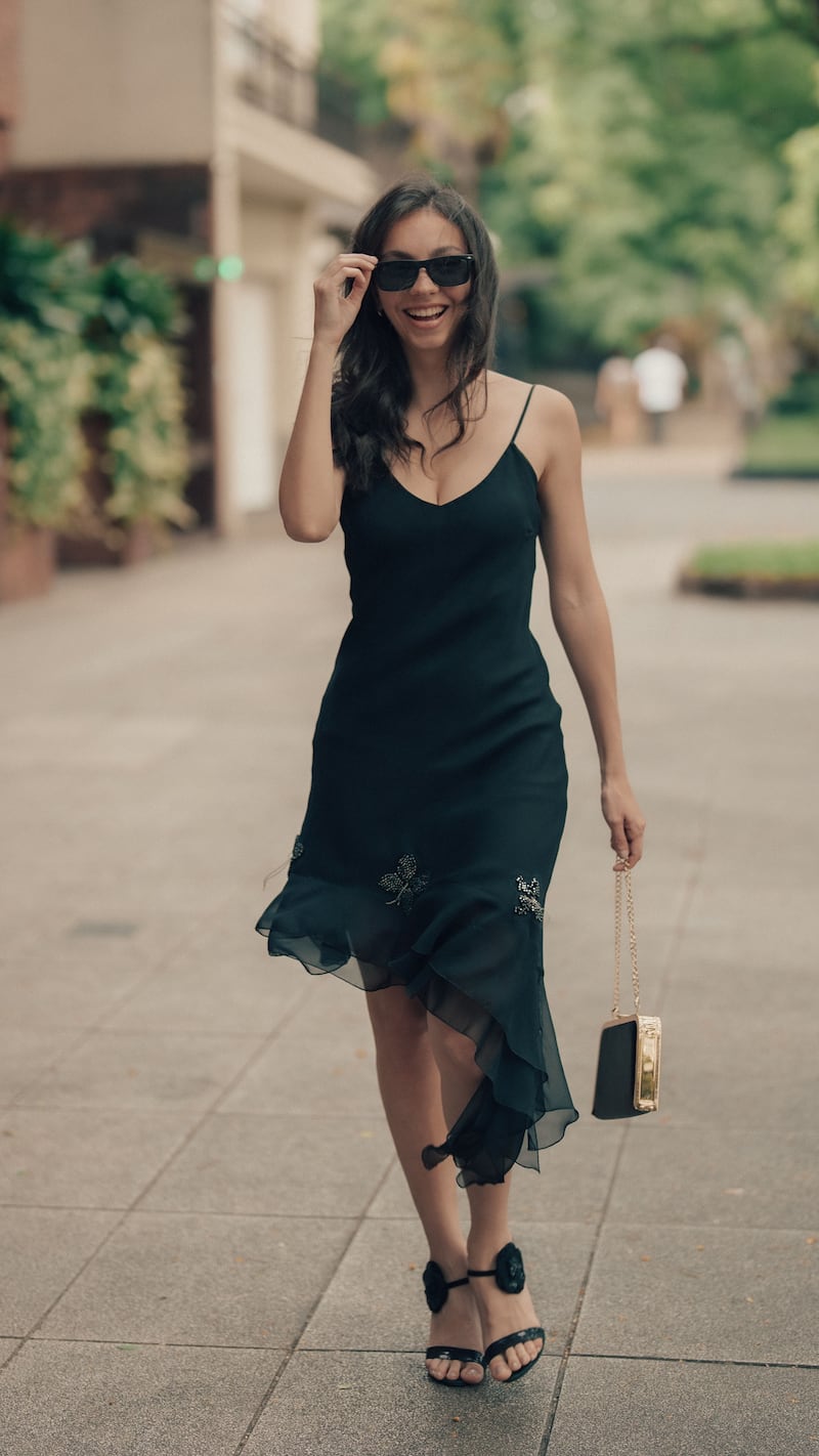 Los 5 vestidos más favorecedores para lucir elegante y moderna después de los 50