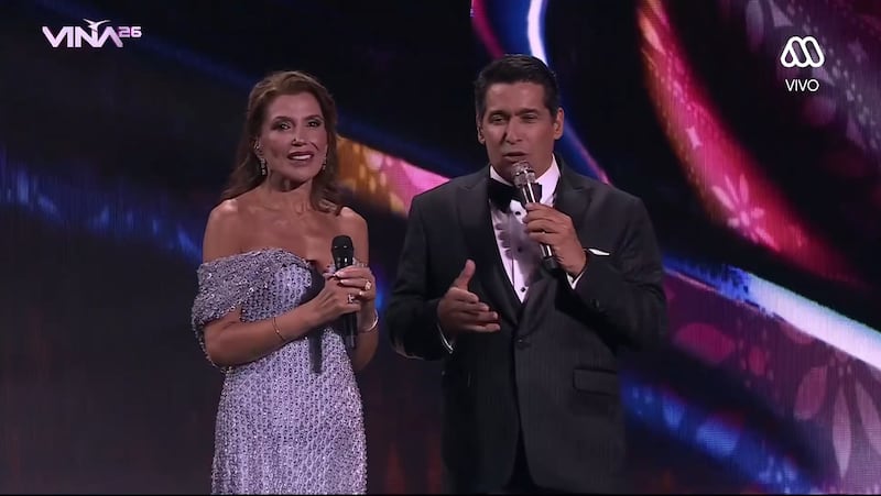 Presentadores del Festival Karen Doggenweiler y Rafael Araneda