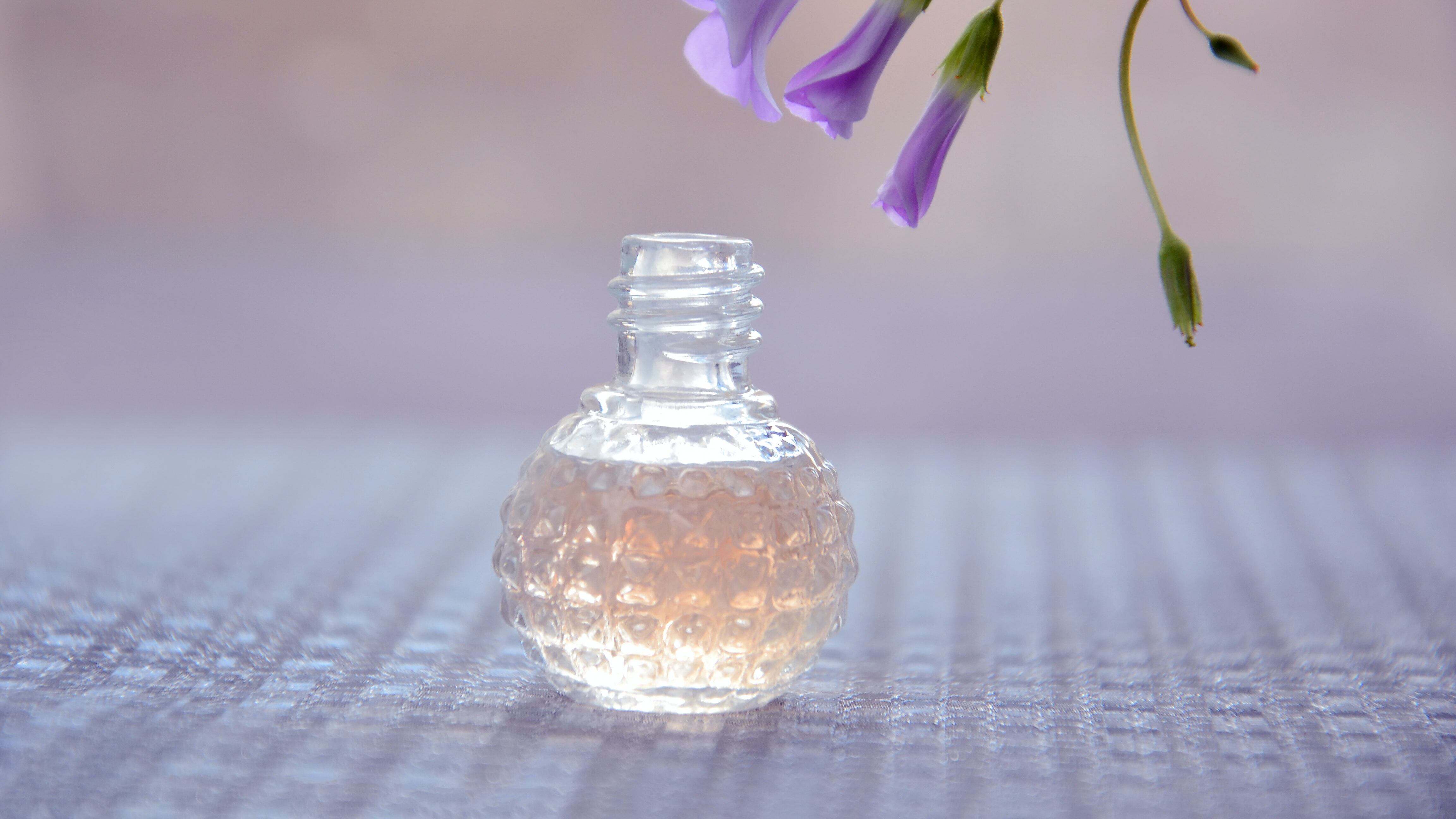 Frasco de perfume floral