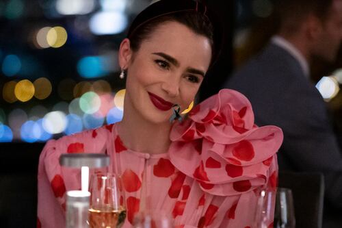 “Espero que esté bien”: Lily Collins impacta con su estilo en el NYFW pero un detalle en su abdomen inquieta a fans