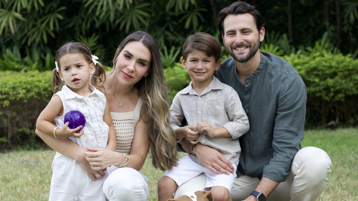 ministro ecuatoriano de Turismo, Niels Olsen junto a su familia