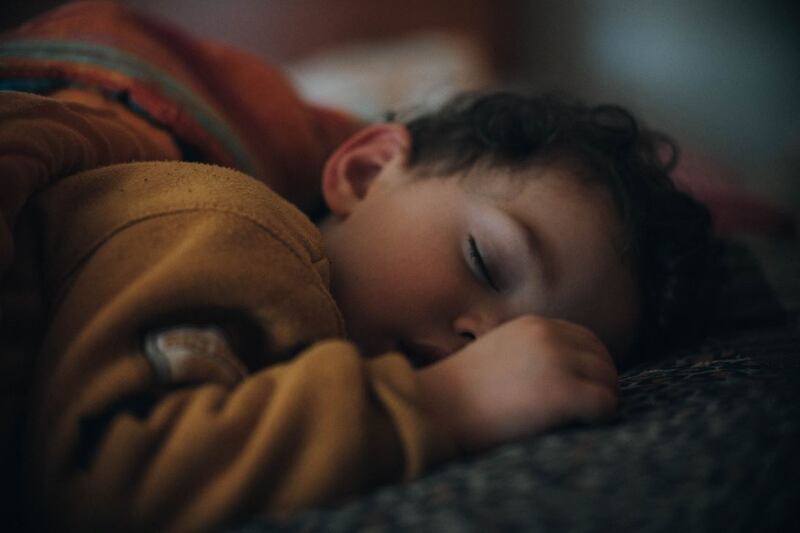 La implementación de una rutina previsible al momento de irse a la cama disminuye considerablemente las conductas problemáticas de los menores ante el sueño.
