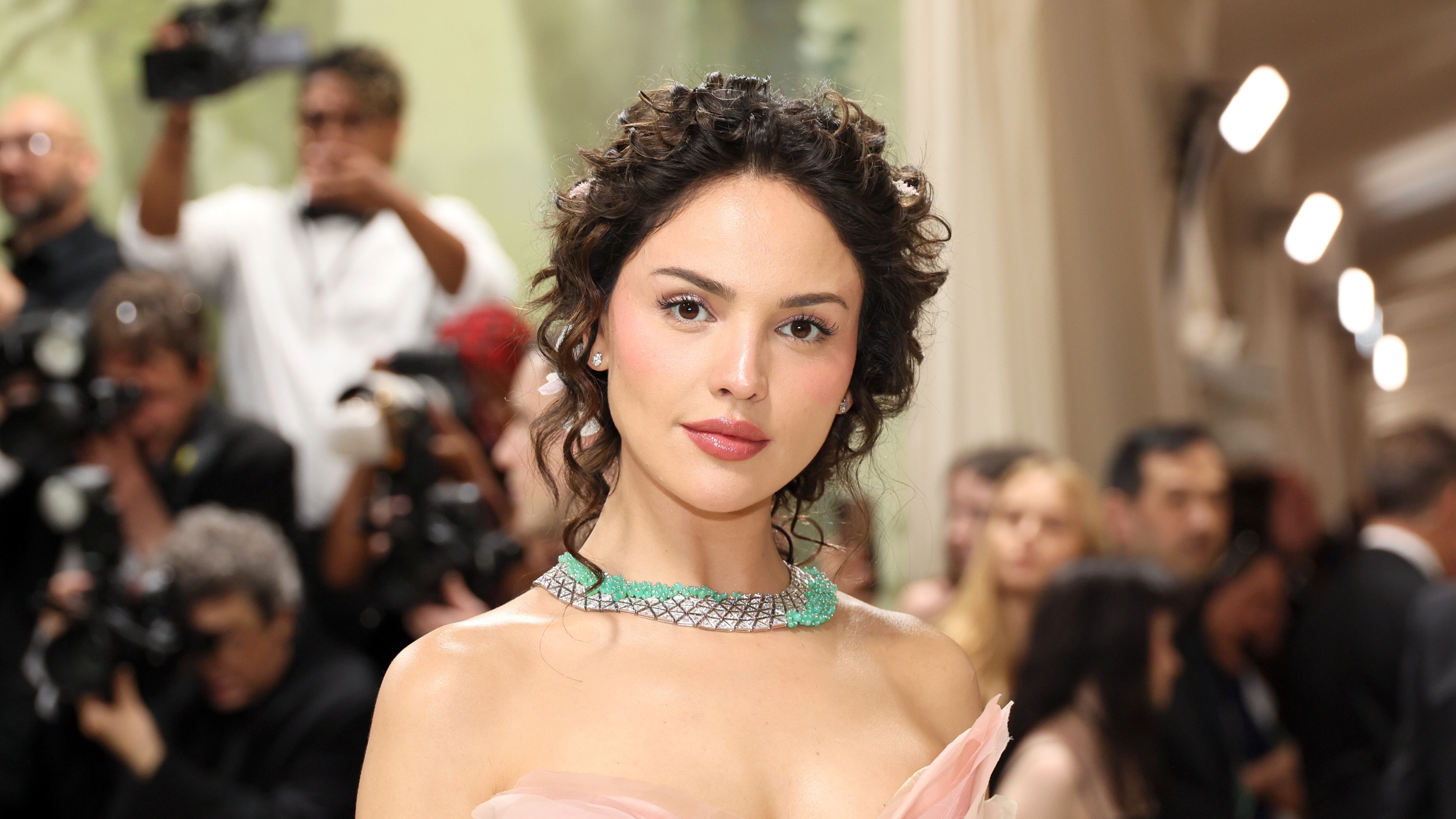La actriz mexicana lució con poco maquillaje en la alfombra roja