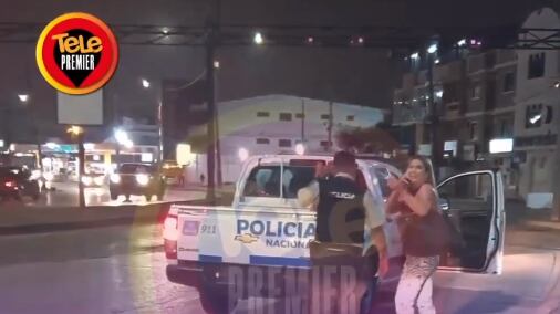 Carolina Jaume siendo llevada a patrulla