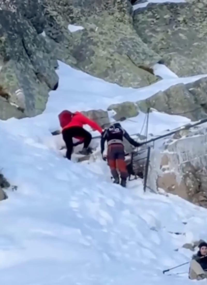Pareja sube al monte más alto de Polonia con su bebé y provoca indignación en redes