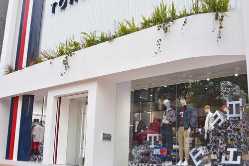 Tommy Hilfiger se expande: así se vivió la apertura de su nueva tienda en la Zona Rosa de Bogotá