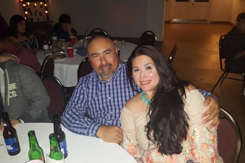 Muere de pena esposo de profesora asesinada en tiroteo de Texas, pasaron 24 años juntos y no soportó el dolor de su partida 