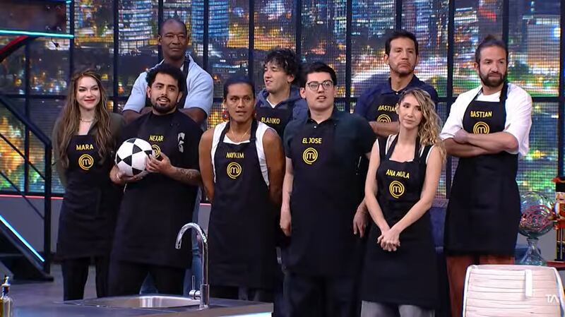 Delantales negros para nueve participantes