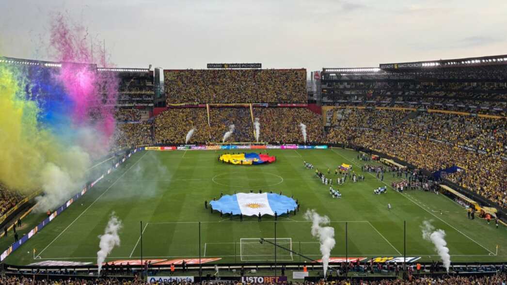 Captaron a presunta pareja ” infiel” en Ecuador vs Argentina, lo que pasó con la cámara del Monumental