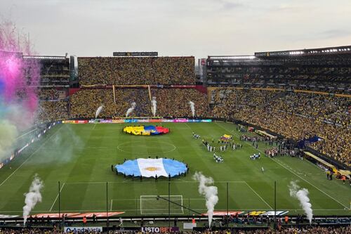 Captaron a presunta pareja ”infiel” en Ecuador vs Argentina, lo que pasó con la cámara del Monumental