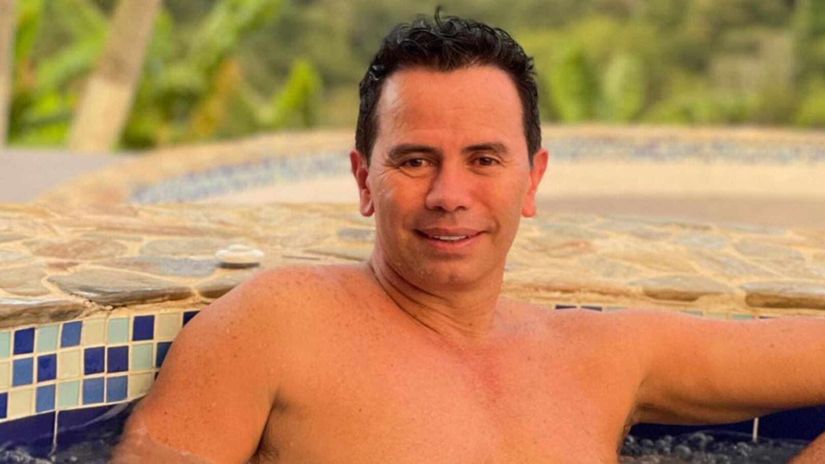 Jhonny Rivera le contesó a una mujer que le pidió un celular regalado